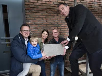 Eerste steen uit 1837 opnieuw officieel ingemetseld bij Gastenhuis Oosterbeek | NPM Capital